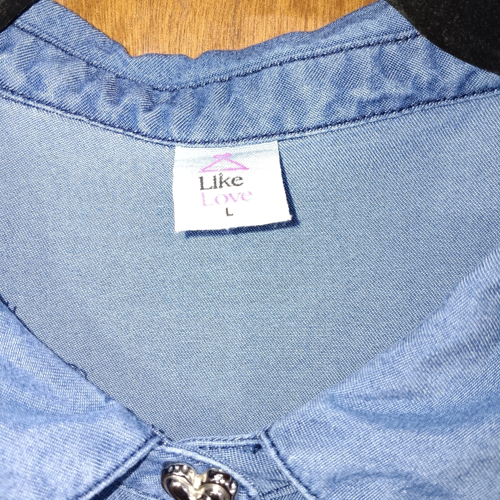 Chic Blue Button-Down Women's Shirt with Heart Buttons - Picture 3 of 6